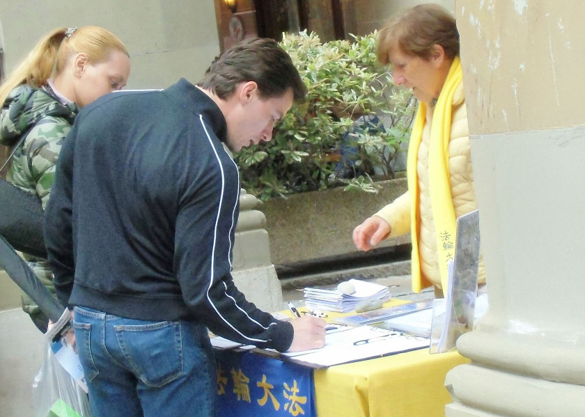 Image for article Jenewa, Swiss: Pejabat dan Warga Mendukung Falun Gong di Luar Gedung Parlemen