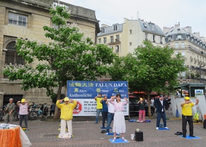 Image for article Paris, Prancis: Memperkenalkan Falun Dafa kepada Publik