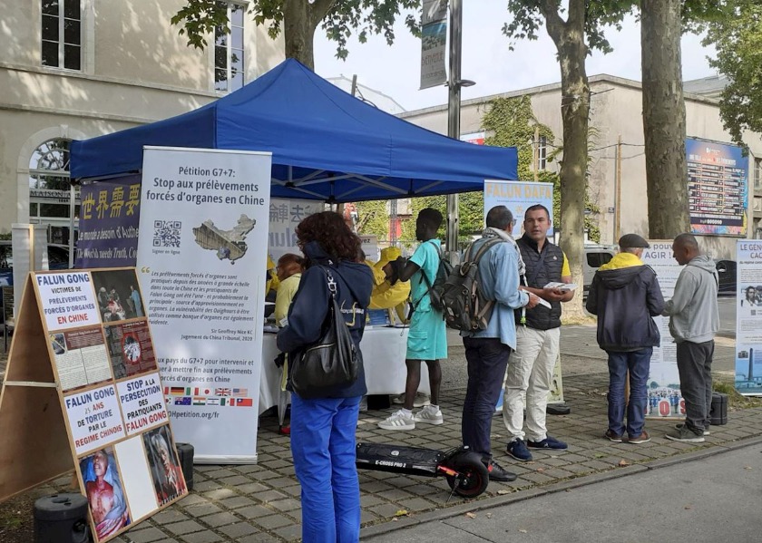Image for article Memperkenalkan Falun Dafa di La Roche-sur-Yon di Prancis Barat