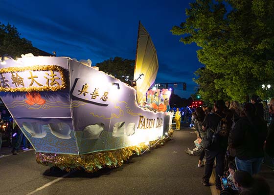 Image for article Portland, Oregon: Perahu Falun Dafa Bersinar di Starlight Parade
