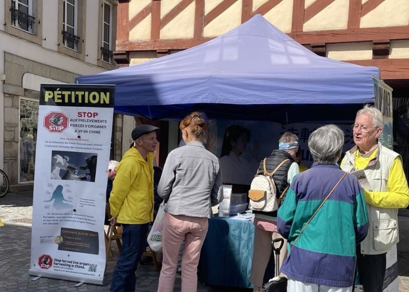 Image for article Prancis: Orang-orang Mempelajari Falun Dafa Selama Kegiatan di Quimper