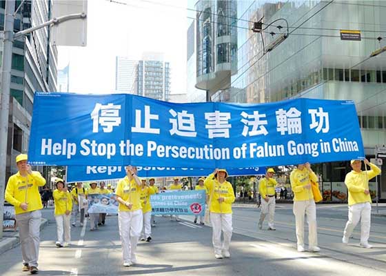 Image for article Toronto, Kanada: Orang-orang Memuji Falun Dafa Selama Kegiatan yang Diselenggarakan untuk Mengungkap Penganiayaan