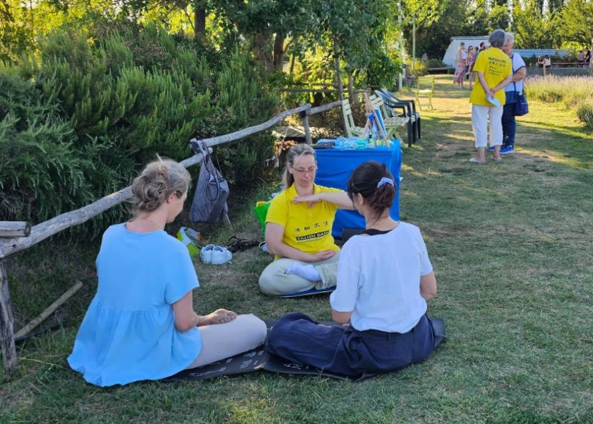 Image for article Assisi, Italia: Praktisi Memperkenalkan Falun Dafa di Festival Lavender