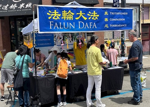 Image for article Massachusetts, AS: Warga Menandatangani Petisi untuk Mendukung Undang-Undang Perlindungan Falun Gong di Festival Pecinan
