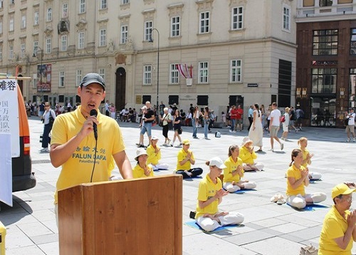 Image for article Wina, Austria: Aksi Damai Peringati 26 Tahun Upaya Mengakhiri Penganiayaan, Masyarakat Mendukung Falun Gong