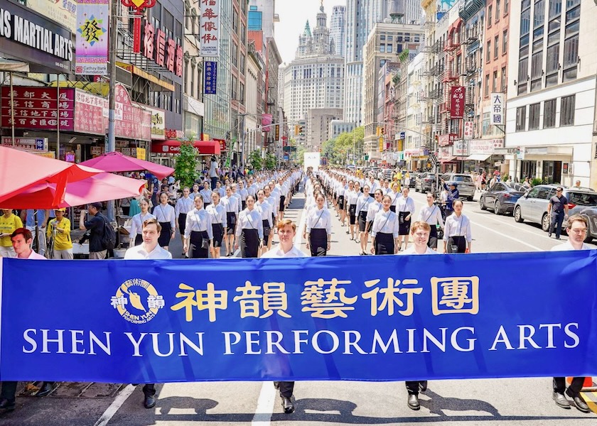 Image for article New York: Ratusan Seniman Shen Yun Bergabung dalam Parade Menentang Penganiayaan terhadap Falun Gong Selama 26 Tahun