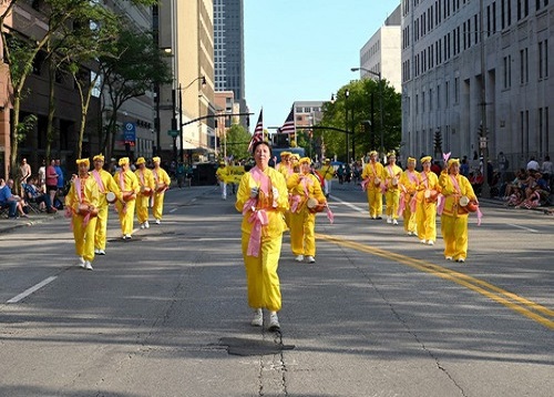 Image for article Ohio, AS: Praktisi Falun Gong Memperingati 20 Tahun Berpartisipasi dalam Parade Hari Kemerdekaan Columbus