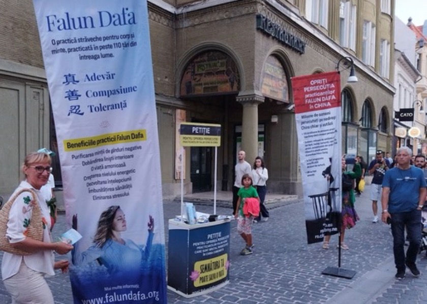 Image for article Rumania: Masyarakat Belajar Tentang Falun Dafa di Acara Hari Informasi