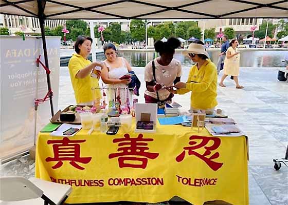 Image for article Orang-orang Belajar Tentang Falun Dafa di Festival Kuliner Negara Bagian New York