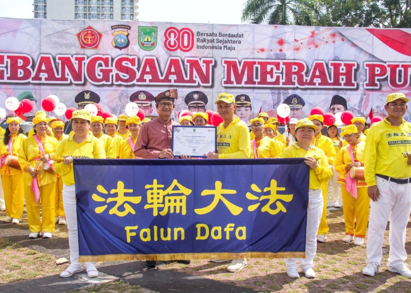 Image for article Batam: Falun Dafa Mendapat Sambutan Meriah dalam Pawai HUT RI ke-80