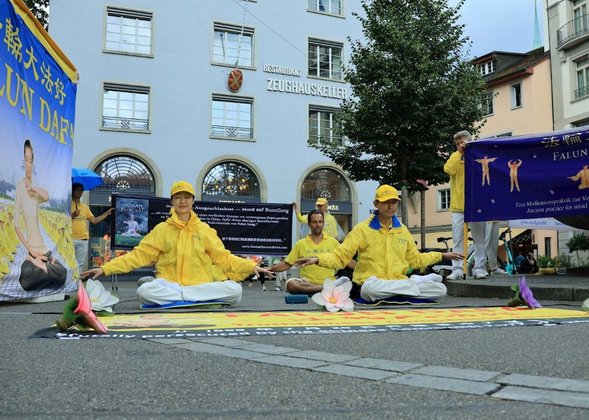 Image for article Warga Swiss Mengagumi Kegigihan Praktisi Falun Dafa