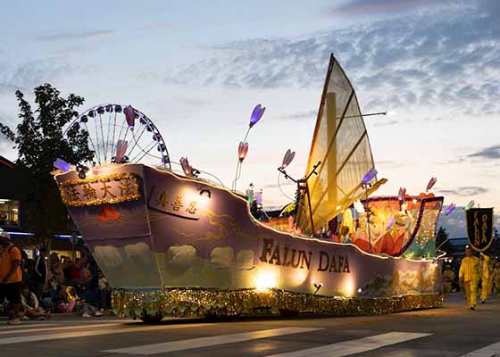 Image for article Seattle, Washington: Penonton Bersorak untuk Falun Dafa di Parade Obor Seafair