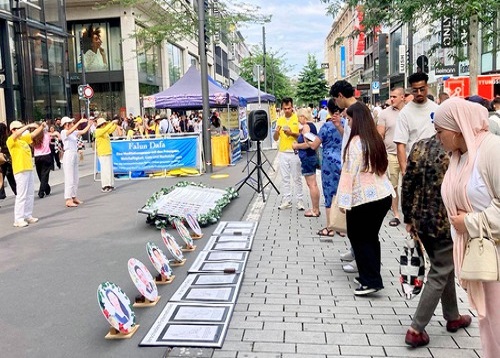 Image for article Jerman: Anggota Parlemen Menunjukkan Surat dari PKT yang Memfitnah Falun Gong pada Rapat Umum untuk Menandai 26 Tahun Penganiayaan