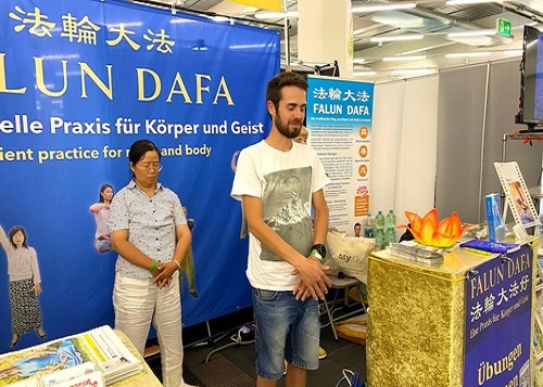 Image for article Pengunjung Pameran Pengobatan Naturopati Terbesar di Eropa Menyambut Praktisi Falun Dafa