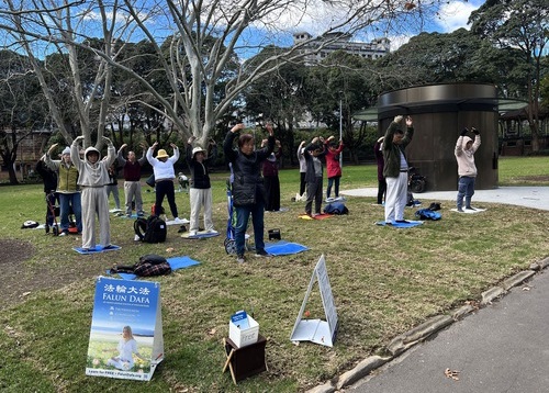 Image for article Sydney, Australia: Orang-orang mempelajari latihan Falun Dafa di Taman Belmore