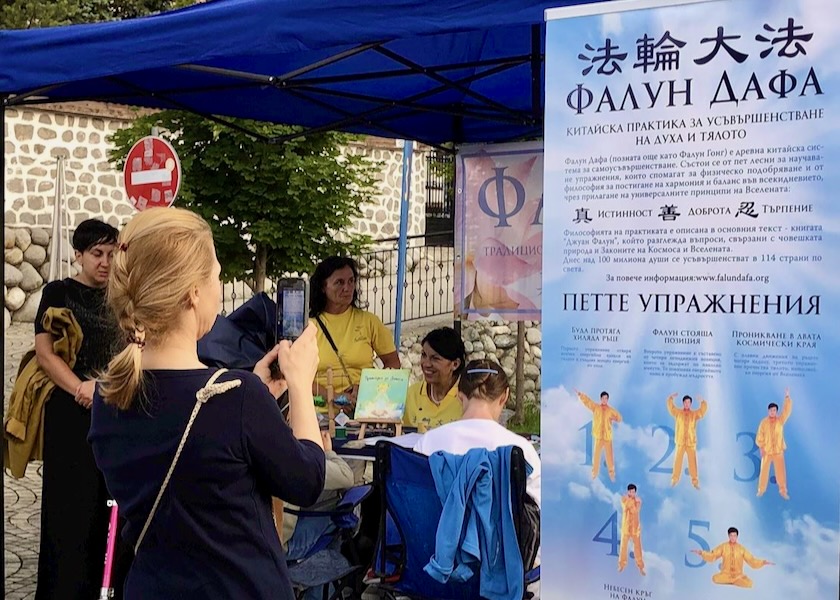 Image for article Bulgaria: Praktisi Falun Dafa Menerima Dukungan Publik pada Acara di Bansko