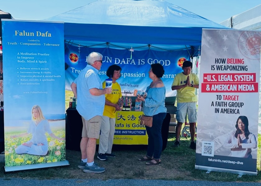 Image for article New Jersey, AS: Pengunjung Mendukung Falun Dafa di Pameran Negara Bagian