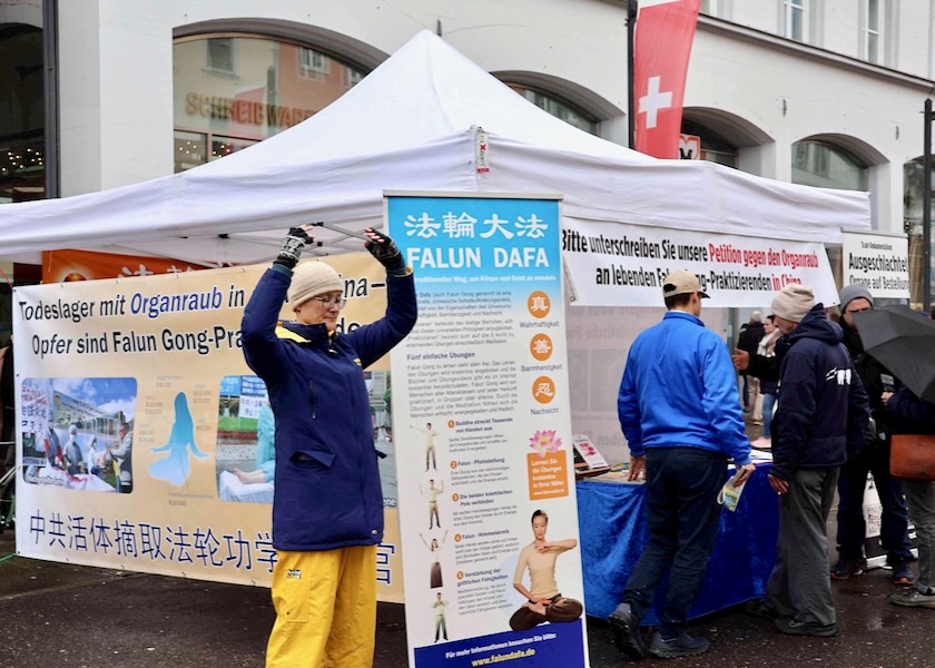 Image for article Jerman: Warga dan Turis Mengecam Penganiayaan terhadap Falun Dafa dalam Kegiatan di Danau Constance (Bagian 2)