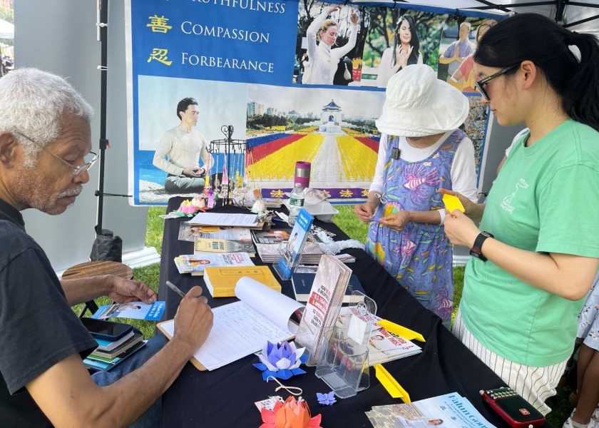 Image for article Boston, Massachusetts: Memperkenalkan Falun Dafa Selama Festival Afrika