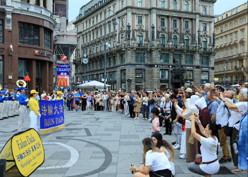 Image for article Austria: Penonton di Wina Menikmati Pertunjukan Musik dan Mempelajari Informasi tentang Falun Dafa