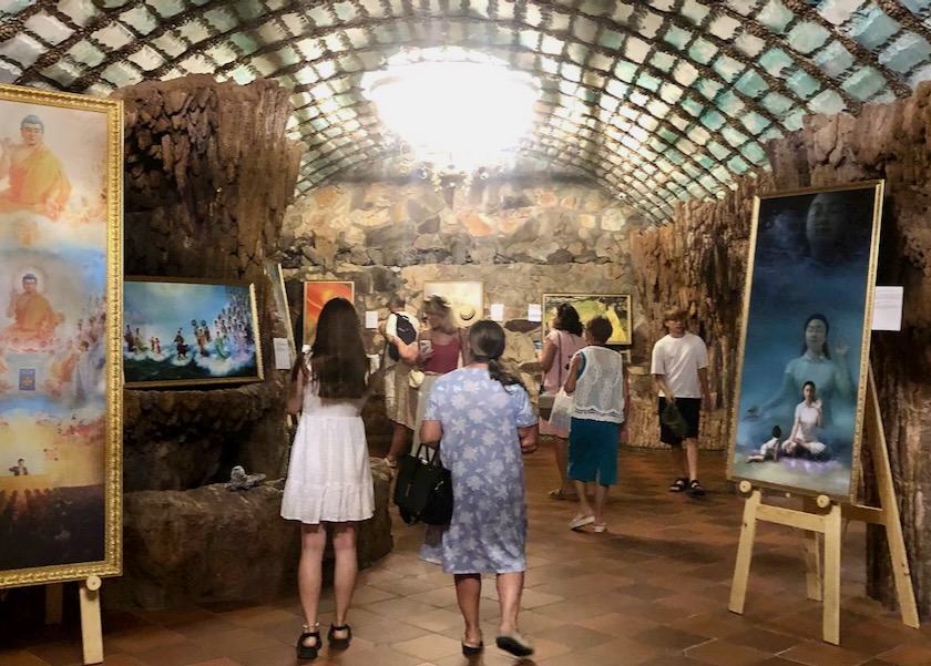 Image for article Bulgaria: Pengunjung Tersentuh oleh Ketahanan dan Spiritualitas dalam Pameran Seni Zhen Shan Ren (Sejati, Baik, Sabar) di Kastil Ravadinovo