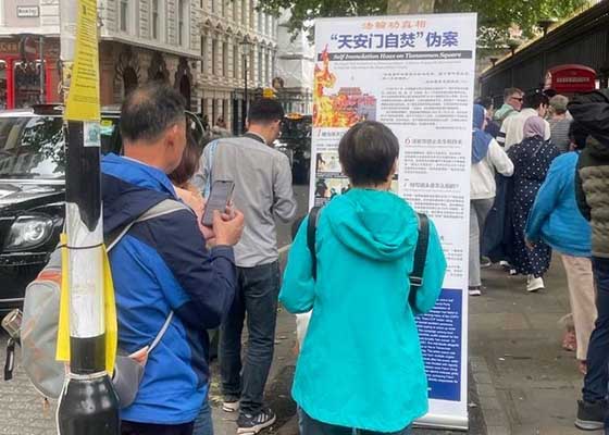 Image for article Warga Tiongkok Mempelajari Tentang Falun Dafa di Depan British Museum di London