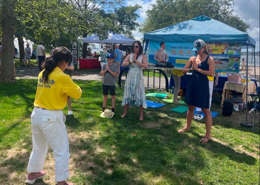 Image for article Amerika Serikat: Warga Setempat Terhubung dengan Dafa di Festival Rakyat Rhode Island
