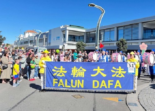 Image for article Selandia Baru: Memperkenalkan Falun Dafa di Parade Bunga di Hastings