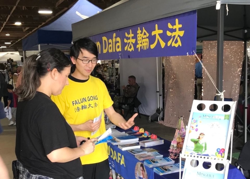 Image for article Massachusetts, AS: Memperkenalkan Falun Dafa di Pameran Tiga Daerah di Northampton