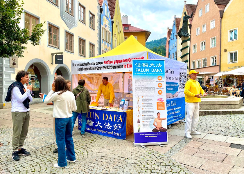 Image for article Jerman: Warga di Füssen yang Bersejarah Mempelajari Informasi Falun Dafa