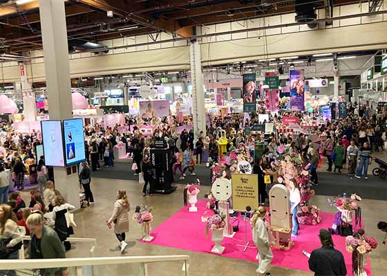 Image for article Finlandia: Orang-orang Belajar Tentang Falun Dafa di Pameran Kesehatan di Helsinki