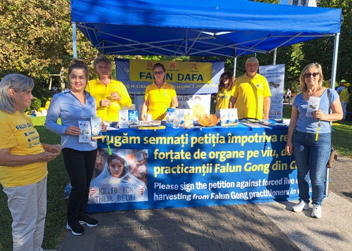 Image for article Rumania: Orang-orang Memuji Falun Dafa dalam Kegiatan di Baia Mare