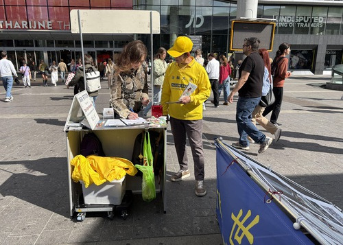 Image for article Belanda: Orang-orang Belajar Tentang Falun Dafa di Kegiatan Hari Informasi