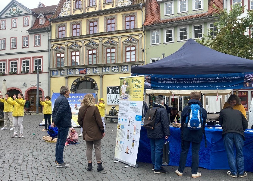 Image for article Erfurt, Jerman: Orang-orang Belajar Informasi tentang Falun Dafa dan Menyerukan Perlindungan Kebebasan Berkeyakinan