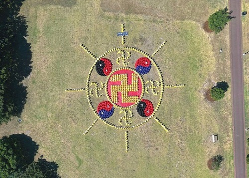 Image for article Australia: Praktisi Membentuk Lambang Falun Berskala Besar di Taman Sydney