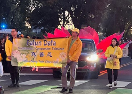 Image for article Minneapolis: Klub Falun Gong Bersinar Terang di Parade Homecoming Universitas Minnesota