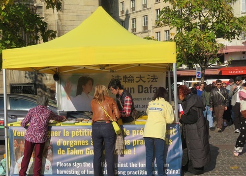 Image for article Paris, Prancis: Publik Mengecam Penganiayaan PKT terhadap Falun Dafa