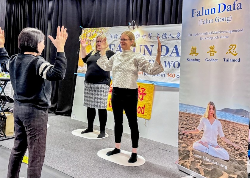 Image for article Memperkenalkan Falun Dafa di Pameran Kesehatan di Solna, Swedia
