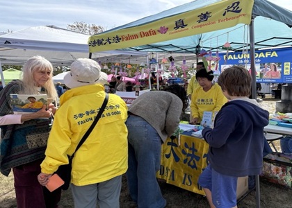 Image for article New Hampshire, AS: Orang-orang Mempelajari Informasi Tentang Falun Dafa di Festival Tahunan Harvest di Kota Temple
