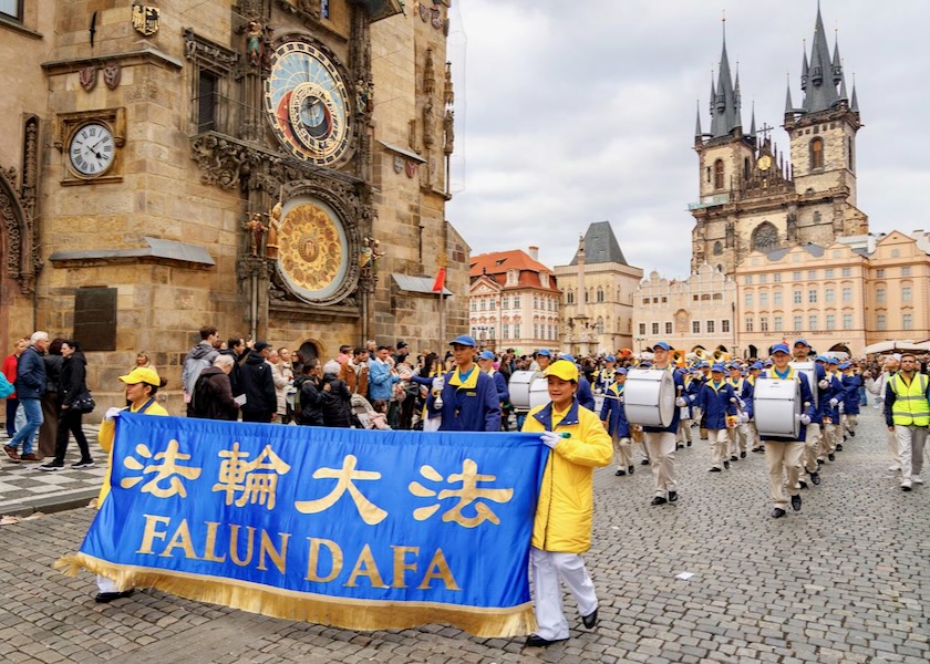 Image for article Republik Ceko: Orang-orang Memuji Falun Dafa Selama Parade di Praha