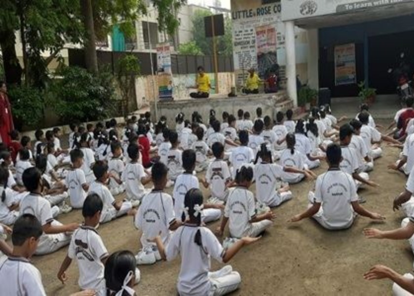 Image for article 4.500 Siswa, Guru, dan Staf di Enam Belas Sekolah di India Menyambut Falun Dafa