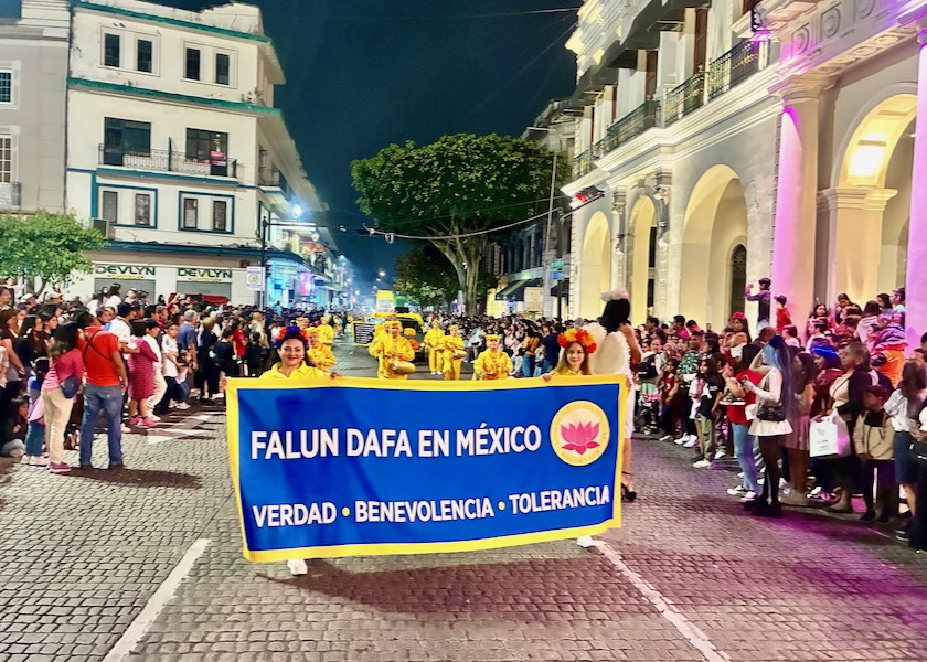 Image for article Meksiko: Orang-Orang Memuji Falun Dafa selama Parade di Veracruz