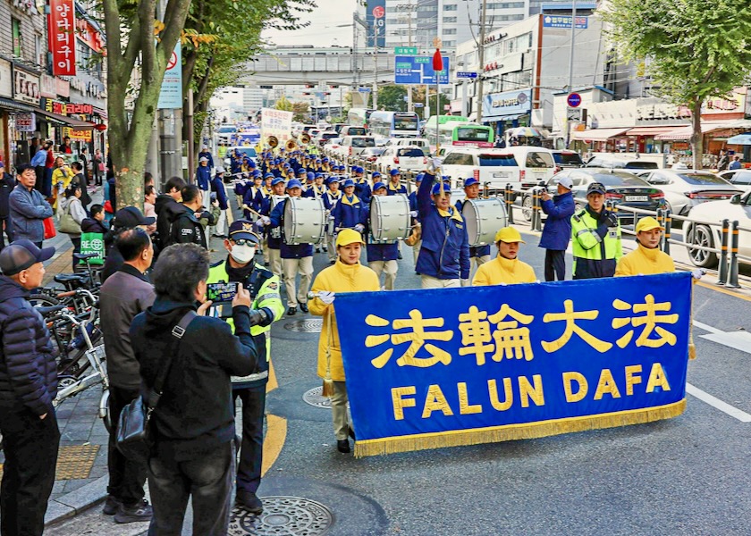 Image for article Parade di Seoul Merayakan 450 Juta Warga Tionghoa Mundur dari Organisasi PKT