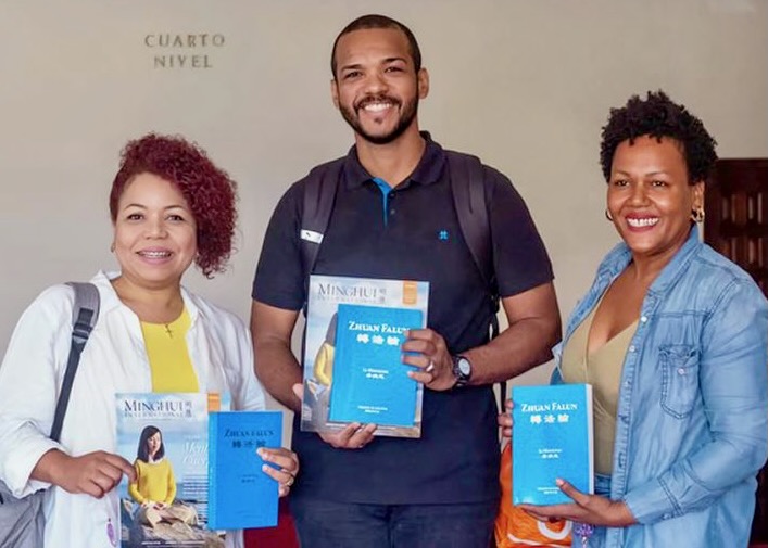 Image for article Falun Dafa Menginspirasi Pengunjung Segala Usia di Pameran Buku Republik Dominika