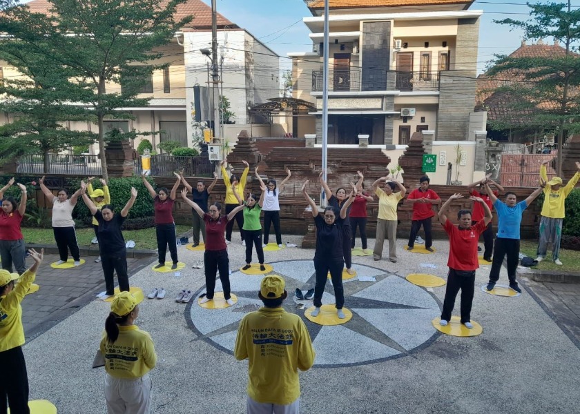 Image for article Indonesia: Staf Kantor Camat Kuta Utara, Bali, Mempelajari Falun Dafa