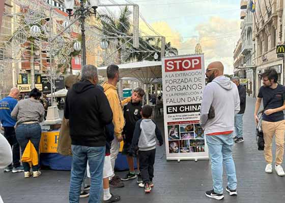 Image for article Mengumpulkan Tanda Tangan di Tenerife, Spanyol, untuk Membantu Mengakhiri Penganiayaan Partai Komunis Tiongkok Terhadap Falun Dafa