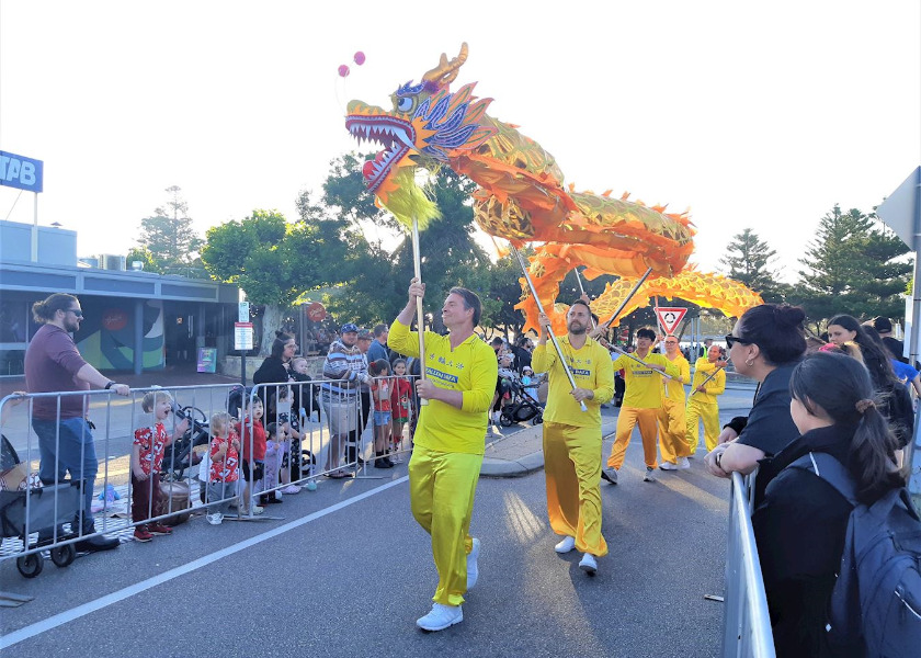 Image for article Australia Barat: Penonton Memuji Penampilan Praktisi Falun Dafa di Parade Natal Mandurah