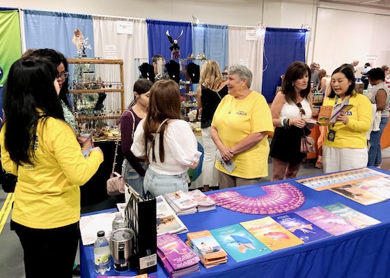 Image for article Praktisi Florida Memperkenalkan Falun Dafa kepada Peserta Mind Body Spirit Expo