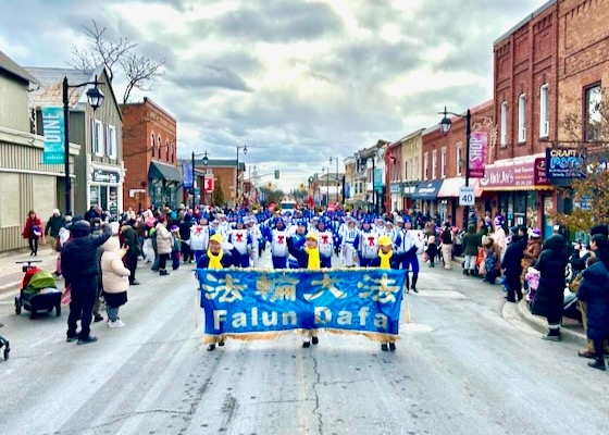 Image for article Kanada: Tian Guo Marching Band Diundang untuk Berpartisipasi dalam Lima Pawai Santa Claus