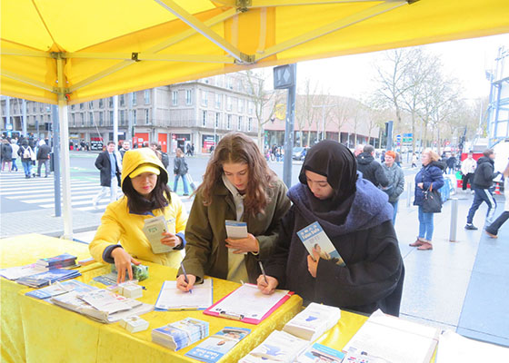 Image for article Prancis: Hari Informasi Falun Dafa Diadakan di Nantes, Amiens, dan Paris